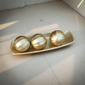 طقم منظر صحن مع ثلاث كرات ذهبي